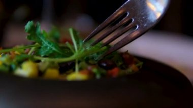 Yaz ezmeli frittata, keçi peyniri ve roka ile hafif arka planda sağlıklı diyet yiyecekler, üst manzara. Yüksek kalite 4k görüntü