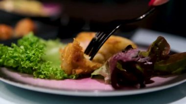 Samosa Singara, baharatlı patates, soğan, bezelye, et ya da balık gibi içerikleri içeren tuzlu dolgulu Güney Asya hamur işi Sambousek genellikle orta doğu 'da Ramazan ayında tüketilir..