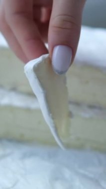 Peynir ve peynirli peynir, taze peynir ve kalsiyum karışımı lezzetli bir kızın ellerinde. Yüksek kalite 4k görüntü