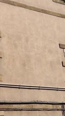 Sicilya adasındaki eski karanlık tarihi evler ilginç bir turizm otobüsünden vuruldular sıra dışı katı binalar İtalya Sicilya Katanya 11.23.2024