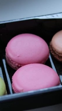 Farklı tatlılar farklı tatlılar şam fıstığı çileği ve çikolata ya da Baileys lezzetli ev yapımı tatlılar. Yüksek kalite 4k görüntü