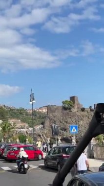 Palmiye ağaçlarının kesişimindeki otobüs vitrininden manzara düşük binalar şehir mimari otobüsü geçiyor yabancılar İtalya 'yı ziyaret ediyor Sicilya Katanya 11.23.2024