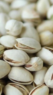 Bira, Macro, Spin için tuzlu şam fıstığı. Tuzlu fıstıklı çerezin izole edilmiş arka planı. Sağlıklı Lezzetli Fıstıklar. Yüksek kalite 4k görüntü