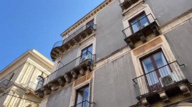 Sicilya adasındaki eski karanlık tarihi evler ilginç bir turizm otobüsünden vuruldular sıra dışı katı binalar İtalya Sicilya Katanya 11.23.2024