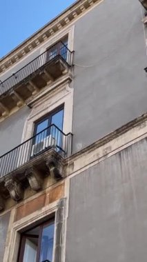 Sicilya adasındaki eski karanlık tarihi evler ilginç bir turizm otobüsünden vuruldular sıra dışı katı binalar İtalya Sicilya Katanya 11.23.2024