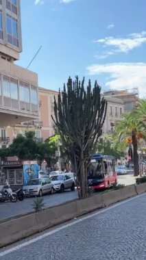 İtalya 'dan geçen bir turist otobüsünden şehrin manzarası Sicilya 11.23.2024