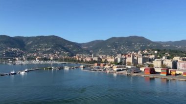 La Spezia, İtalya Ünlüler Takımyıldızı yolcu gemisi La Spezia limanında. La Spezia, Liguria bölgesinin güney kesiminde yer almaktadır. Yüksek kalite 4k görüntü