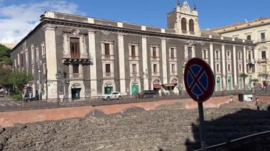 İtalya 'nın güneyindeki Catania, Sicilya' nın merkezinde Piazza Stesicoro 'da anıtsal bir saray olan Palazzo Tezzano' nun dış manzarası. İtalya Sicilya Katanya 11.23.2024