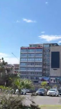 İtalya 'dan geçen bir turist otobüsünden şehrin manzarası Sicilya 11.23.2024