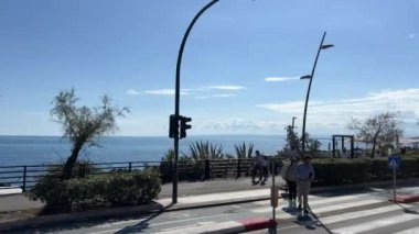 İtalya 'dan geçen bir turist otobüsünden şehrin manzarası Sicilya 11.23.2024