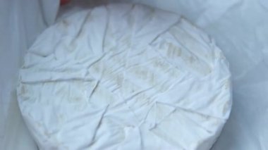 Beyaz küflü beyaz yumuşak peynir, güvenli beyaz küfle kaplı lezzetli peynir. Krem peynirli beyaz küflü yumuşak peynirli
