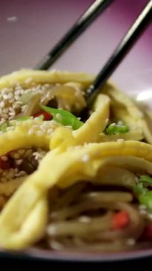 Ellerin buharlı hazır şehriye ve yemek çubuklarıyla ahşap masa malzemelerini topluyor. Sıcak ramen çok ucuz. Hızlı yemek, hazır şehriye ve ucuz Asya yemeği konsepti.. 