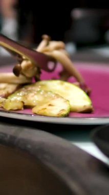 Buharda pilav ve biber sosuyla servis edilen sarımsak soslu haşlanmış kalamar. Deniz ürünleri menüsünü tavsiye edin. Yüksek kalite 4k görüntü