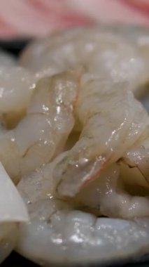 Tabakta çiğ taze karides. Yüksek kalite 4k görüntü