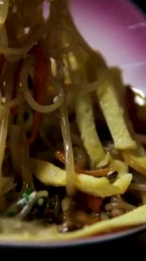 Gri kasede tavuk ve yumurtalı Asya erişteli ramen çorbası içiyorum. Japon yemeği konsepti. Yüksek kalite 4k görüntü