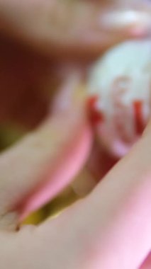 Bir Raffaello şekeri açmak Ferrero 'nun çikolata ürünleri koleksiyonu. Ferrero Rocher, 1946 yılında Ukrayna 'da kurulan İtalyan çikolata üreticisi Vinnitsa 12.12.2024 yapımı çikolatadır. 