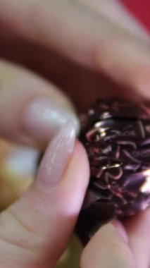 Beyaz arka planda Ferrero Rondnoir çikolatalı tatlı. Ferrero çikolata ürünleri topluyor. Ferrero Rocher Ukrayna Vinnitsa 12.12.2024 yapımı çikolatalı şekerlemedir. 