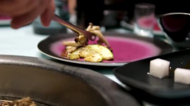 Buharda pilav ve biber sosuyla servis edilen sarımsak soslu haşlanmış kalamar. Deniz ürünleri menüsünü tavsiye edin. Yüksek kalite 4k görüntü