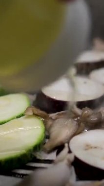 Evde Lezzetli Yemek Hazırlamak İçin Modern Soba Üzerine Skillet 'te Kızarmış Patlıcan. Tayland ve Slav mutfağı yemekleri, modern elektrikli ocakta yemek. Izgara kabak patlıcan.