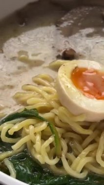 Meşhur Hokkaido Hakodate domuz kemiği çorbası tuzlu şehriye çorbası, yanında da Charshu 4k soslu Shio ramen. Ramen çorbası. 