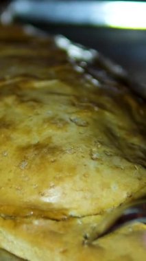 Zander Fish, Havyar ve Krema Sosu ile Hamur 'da Fırınlandı. Restoran yemek tabağı beyaz masada. Lezzetli pişmiş balık yemeği. Hamurda pişmiş balık, Dorado