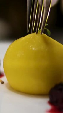 Limon biçimli kek. Bir dilim ev yapımı limonlu pasta. Tuğla ya da limon şeklinde..