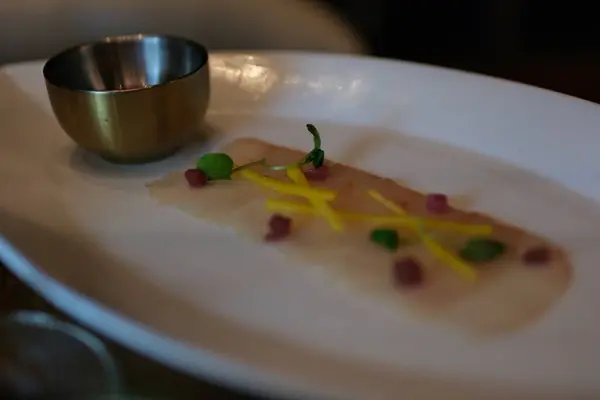 Havyar soslu zarif somon bifteği ve Sanatsal Tabak üzerine esmer pirinç, Gurme Yemek Sunumu. Yüksek kalite fotoğraf