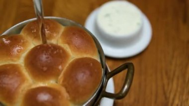 Mayalı çörekler ve parmesan peyniri. Eriyen tereyağı ve dereotlu fırçalı çörekler. Yüksek kalite 4k görüntü