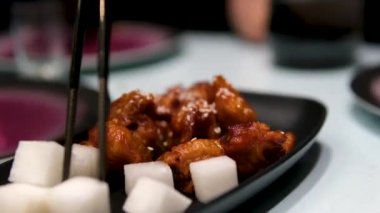 Asya açık büfesinde Asya yemeği suşisinde hamur tavuklu balık var. Yemek çubuklarıyla farklı yemekler seçiyorlar. Yüksek kalite 4k görüntü