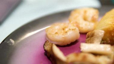 Ev yapımı makarna beyaz krema soslu karides ve yumurta. Yüksek kalite 4k görüntü