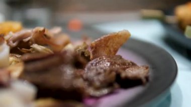 Yemek çubukları tabaktan kızarmış domuz eti topluyor. Yüksek kalite 4k görüntü