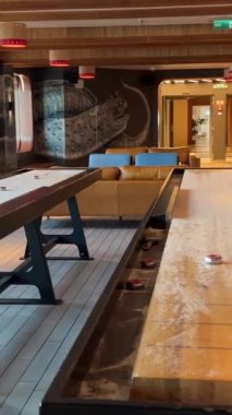 Masaüstü Bowling Odaklanamayan Vuruş oynanıyor. Festival alanında ahşaptan yapılmış bowling lobutları..