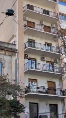 İtalya 'dan geçen bir turist otobüsünden şehrin manzarası Sicilya 11.23.2024
