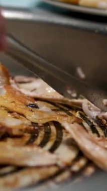 Tavada domuz pastırması dilimleri, yakın çekim. Acılı tavada kızartılmış domuz pastırması. Geleneksel kahvaltı. Yüksek kalite 4k görüntü