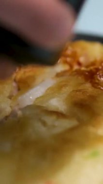 Bezelye turtası, Kore mutfağı, soya sosu turtanın üzerine dökülür. Yüksek kalite 4k görüntü