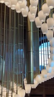 Tavandan sarkan çiçek süsü. Yüksek kalite 4k görüntü