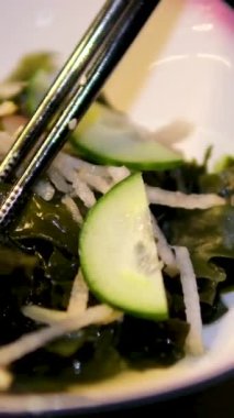 Salatalık salatası, kimchi ve pilav ile Kore mantarı yemek. Yüksek kalite 4k görüntü