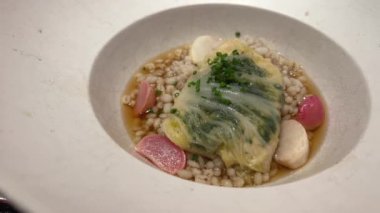 Pirinç dolgusu lahanaya sarılmış. Lahana sarması pişiriyorum. Yüksek kalite 4k görüntü