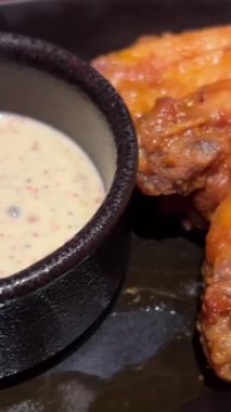 Baharatlı sarsa soslu çıtır kanat. Yüksek kalite 4k görüntü