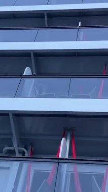 İskele tarafında gemi balkonları ve gemiler kalkıyor. Yolcu gemisi ve balkonların yukarıdan görünüşü alışılmadık. Yüksek kalite 4k görüntü