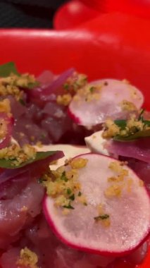 Aperatif iştah açıcı carpaccio incir, prosciutto, roka ve parmesan serpiştirilmiş ceviz tabağı. Yüksek kalite 4k görüntü