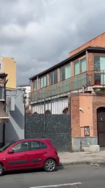 İtalya 'dan geçen bir turist otobüsünden şehrin manzarası Sicilya 11.23.2024