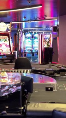 Modern kumarhane kumar makinelerinin sürgülü fotoğrafı. France Cannes 12.20.2024 