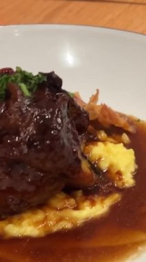 Kremalı ve sebzeli leziz sığır eti cheecks, süslü restoran yemeği deneyimi, 4K shot. Yüksek kalite 4k görüntü