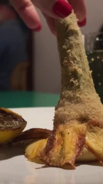 Taze bir enginar, Dilimlenmiş Yarısı İçindeki Çiçeksiz Bud 'ı gözler önüne seriyor. Macro Kaydırıcı. Yüksek kalite 4k görüntü