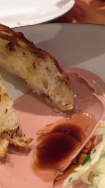 Diğer malzemelerle birlikte metal bir masada bir tabakta et ezmesi. Yüksek kalite 4k görüntü