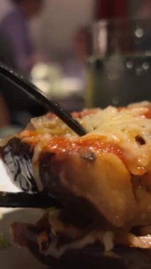 Doldurulmuş patlıcan, domates ve mozzarella. Peynirli patlıcan