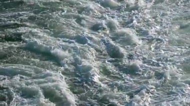 Çalkantılı, kaotik, köpüklü beyaz su sağdan sola hızla akıyor. Atlantik Okyanusu 'nda, La Gomera, Kanarya Adaları yakınlarındaki Cruise gemisinin üzerinden görüntüyü al. Açık havada gün. Yüksek kalite