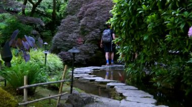 Victoria British Columbia, Kanada Butchart Gardens Kanada Ulusal Tarihi Sitesi, turistler batık bahçelerdeki patikaların çevresini geziyorlar. Yüksek kalite 4k görüntü