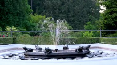 Victoria British Columbia, Kanada Butchart Gardens Kanada Ulusal Tarihi Sitesi, turistler batık bahçelerdeki patikaların çevresini geziyorlar. Yüksek kalite 4k görüntü